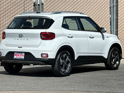 Used 2025 Hyundai Venue SEL FWD image 4