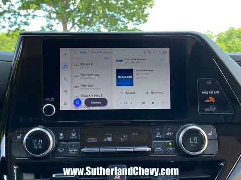 Used 2024 Toyota Highlander XLE AWD/4WD image 29