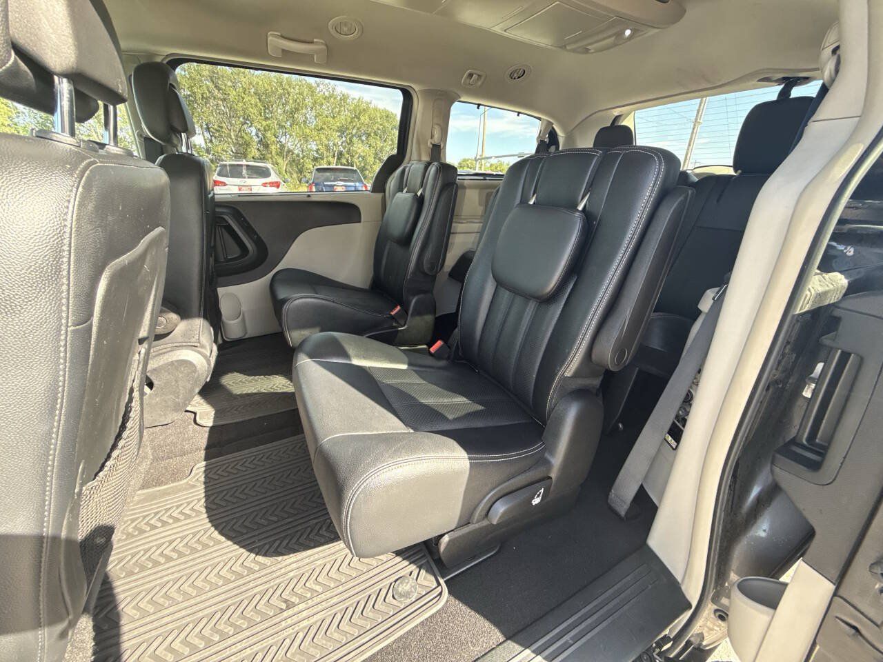 Used 2016 Chrysler Town & Country Touring-L w/ Driver Convenience Group FWD image 19