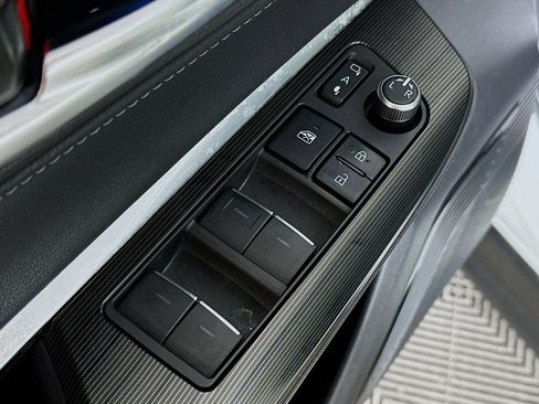 Used 2021 Toyota Venza Limited w/ Carpet Mat Package (TMS) image 18