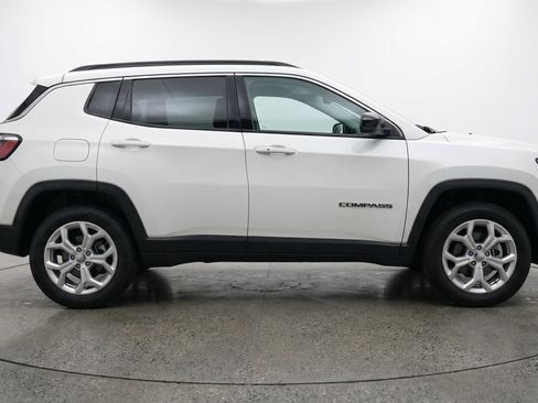 Used 2025 Jeep Compass Latitude AWD/4WD image 11