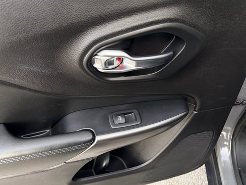 Used 2020 Jeep Cherokee Latitude Plus image 17