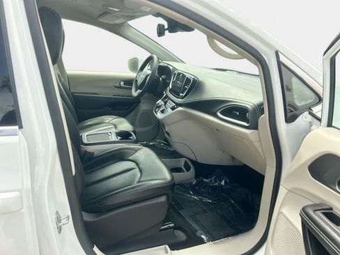Used 2022 Chrysler Pacifica Touring-L FWD image 14