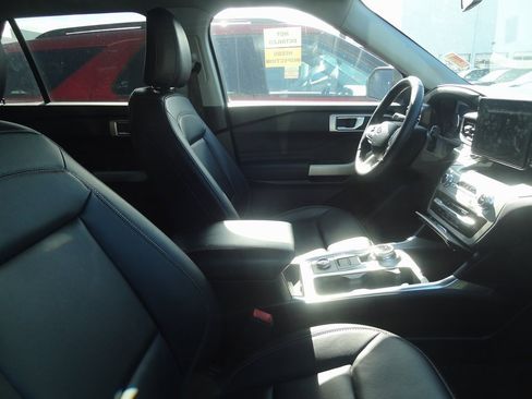 Used 2023 Ford Explorer XLT w/ Equipment Group 202A image 9