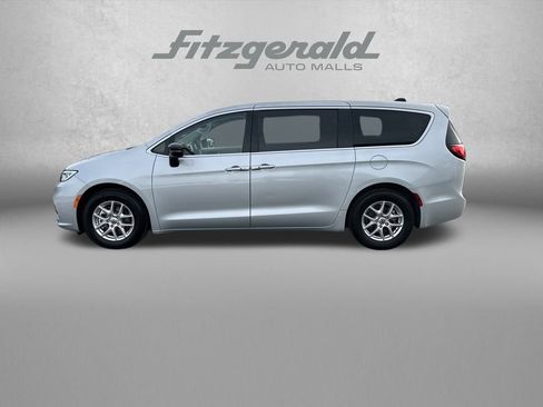 Used 2024 Chrysler Pacifica Touring-L image 4