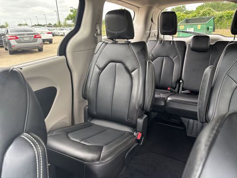 Used 2024 Chrysler Pacifica Touring-L image 39