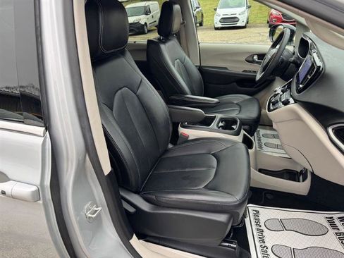 Used 2024 Chrysler Pacifica Touring-L FWD image 10