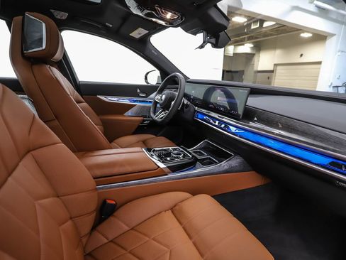 Used 2025 BMW 760i xDrive AWD/4WD image 31