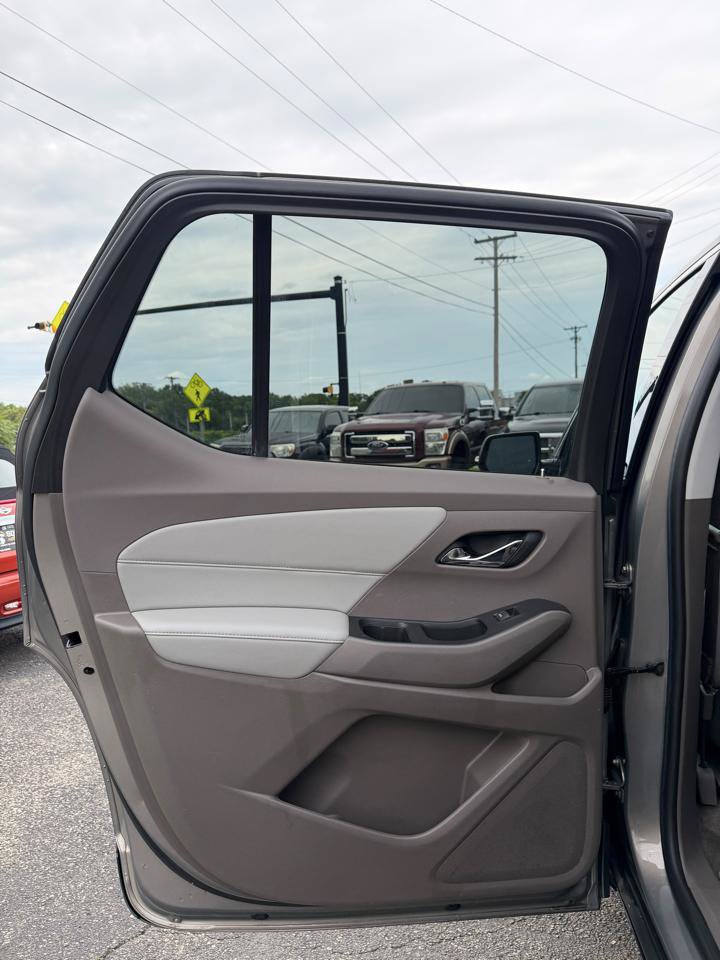 Used 2018 Chevrolet Traverse LT FWD image 21