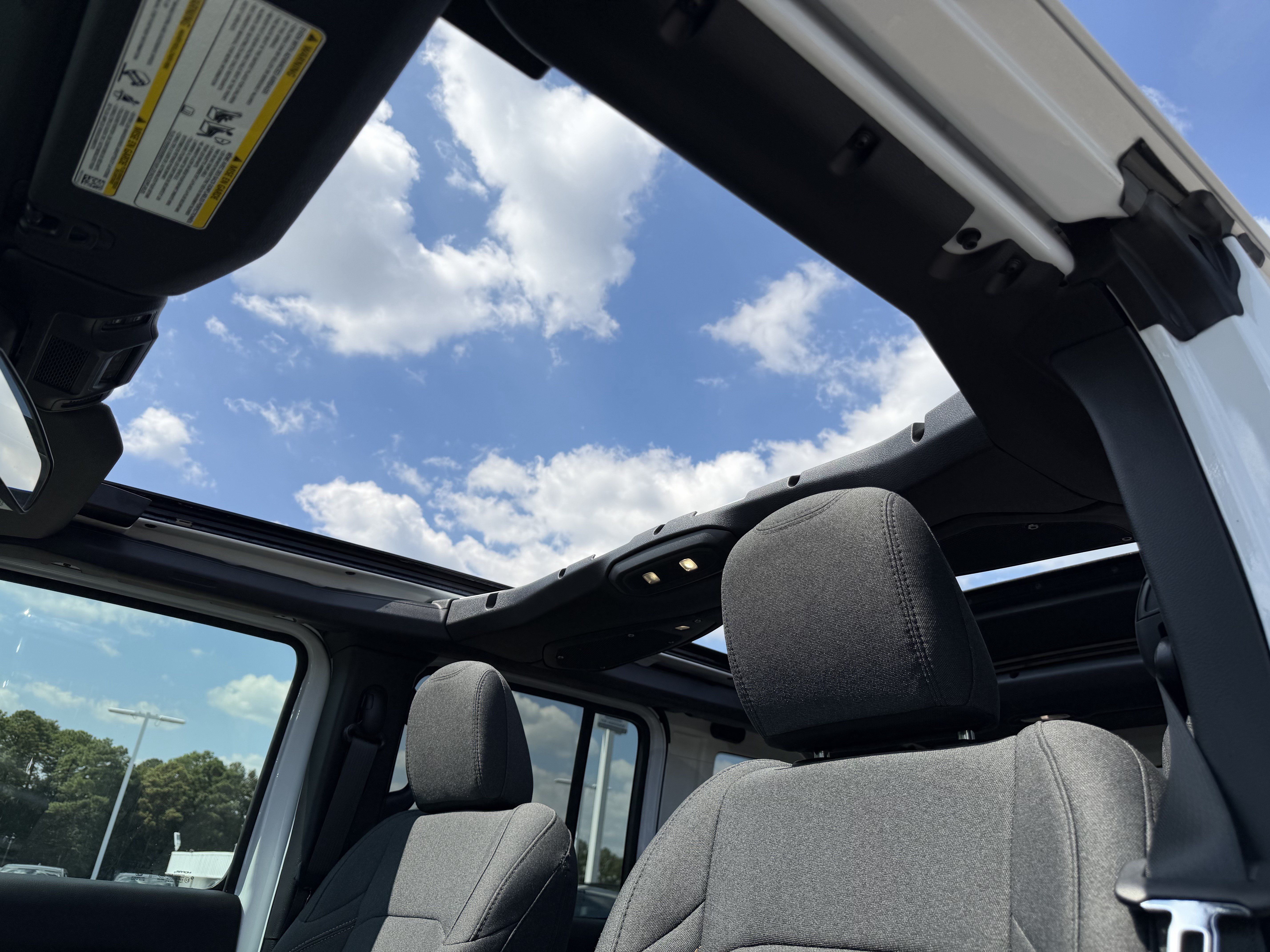 Used 2026 Jeep Wrangler Unlimited Sahara AWD/4WD image 30