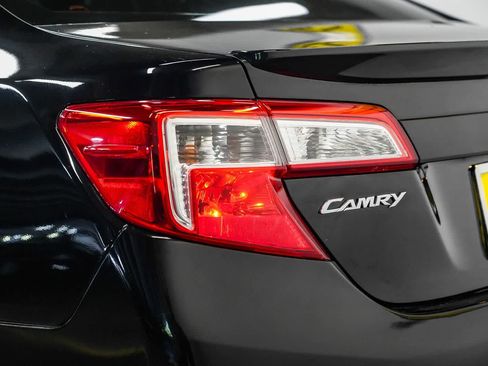 Used 2013 Toyota Camry SE FWD image 11
