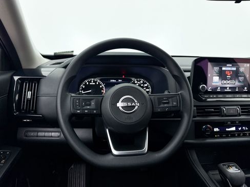 Used 2025 Nissan Pathfinder S image 3