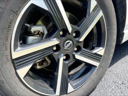 Used 2024 Nissan Sentra SV FWD image 3