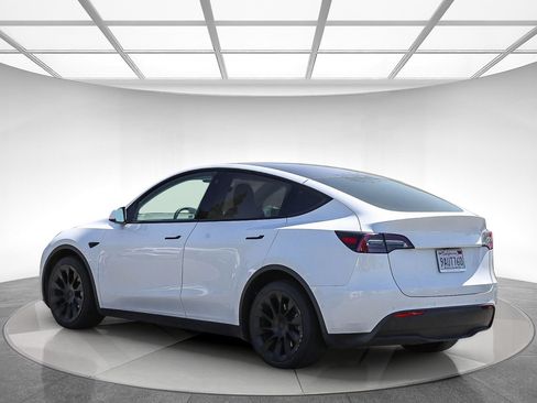Used 2022 Tesla Model Y Long Range AWD/4WD image 2