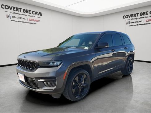 Used 2023 Jeep Grand Cherokee Altitude image 3