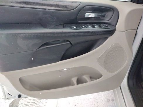 Used 2019 Dodge Grand Caravan SE w/ UConnect Hands-Free Group image 11