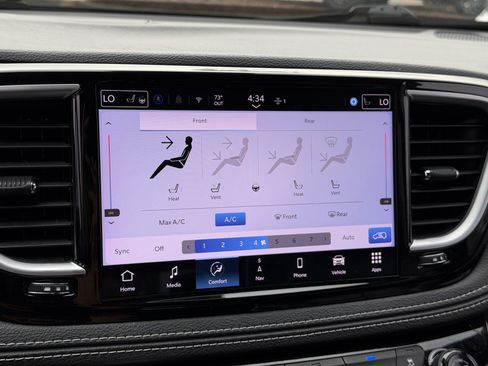 Used 2025 Chrysler Pacifica Limited FWD image 28