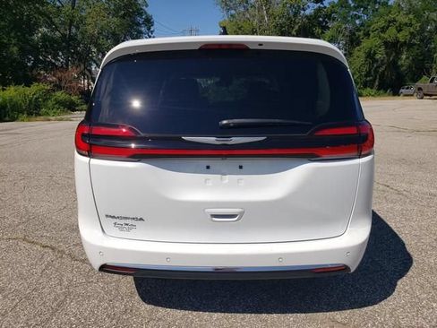 Used 2024 Chrysler Pacifica Touring-L FWD image 4