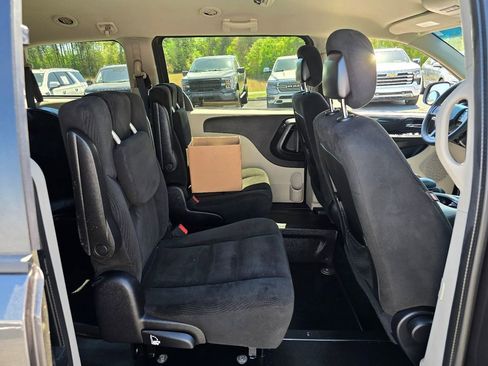 Used 2016 Dodge Grand Caravan SXT FWD image 9