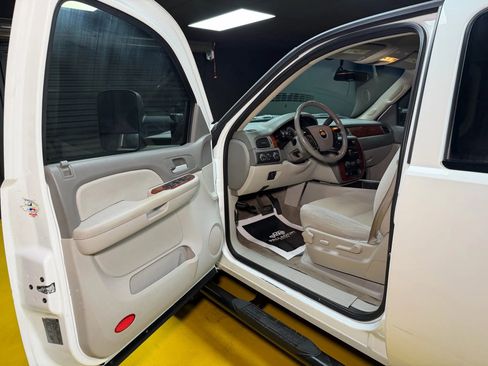 Used 2009 Chevrolet Suburban 2500 LT w/ Skid Plate Package image 28