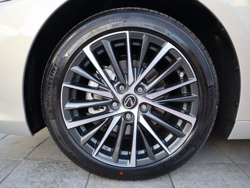 Used 2025 Lexus ES 350 w/ Premium Package image 9