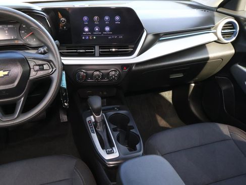 Used 2025 Chevrolet Trax LS w/ LS Convenience Package image 10