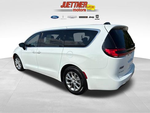 Used 2026 Chrysler Pacifica Limited FWD image 3