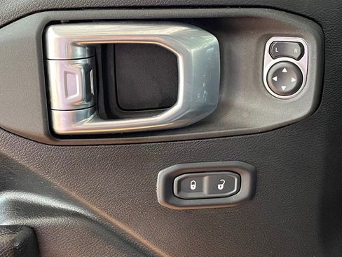 Used 2024 Jeep Wrangler Unlimited image 14