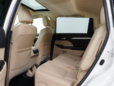 Used 2015 Toyota Highlander XLE AWD/4WD image 18