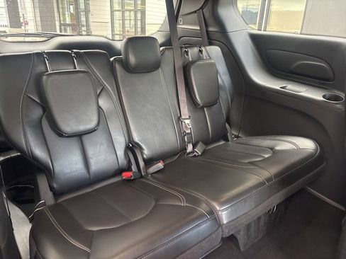 Used 2024 Chrysler Pacifica Select image 18