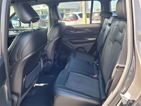 Used 2025 Jeep Grand Cherokee Altitude image 11