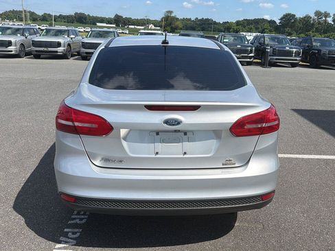 Used 2018 Ford Focus SE FWD image 4