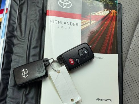 Used 2011 Toyota Highlander Limited w/ Tow Pkg FWD image 28