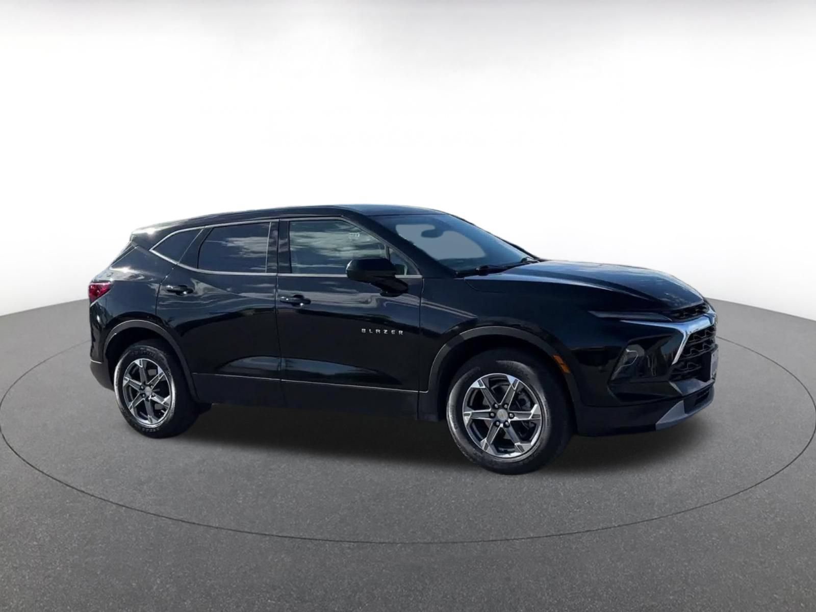 Used 2026 Chevrolet Blazer LT FWD image 2