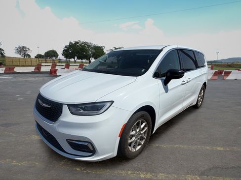Used 2024 Chrysler Pacifica Touring-L FWD image 5