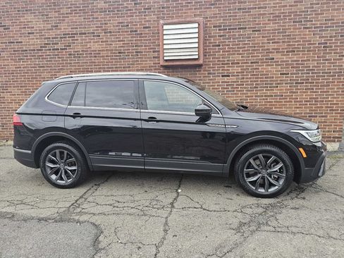 Used 2022 Volkswagen Tiguan SE AWD/4WD image 1