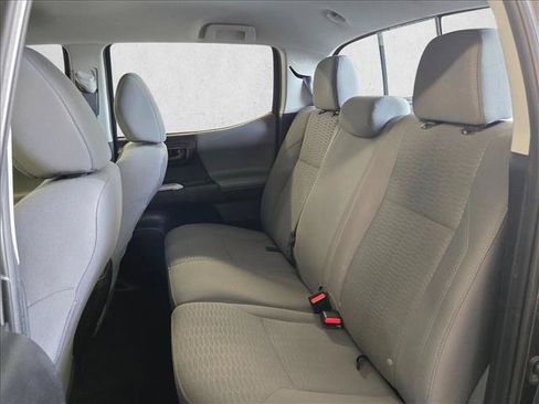 Used 2018 Toyota Tacoma SR5 RWD image 17