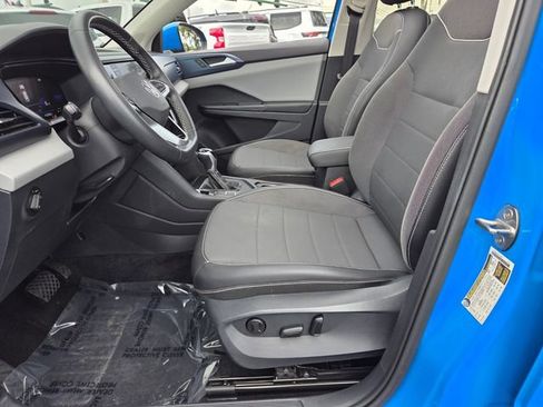 Used 2023 Volkswagen Taos SE w/ Panoramic Sunroof Package FWD image 9