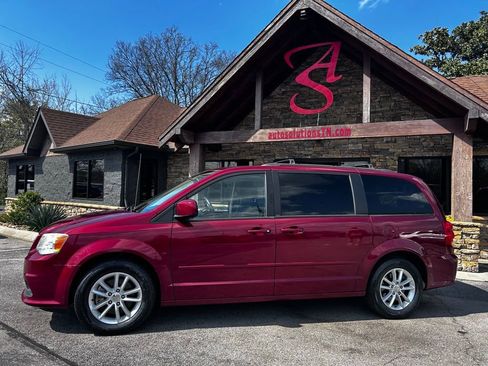 Used 2014 Dodge Grand Caravan SXT FWD image 2