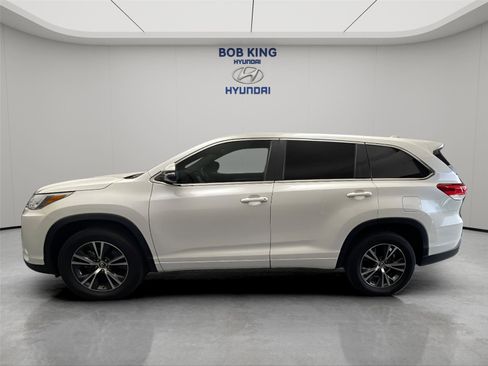 Used 2017 Toyota Highlander Plus FWD image 2