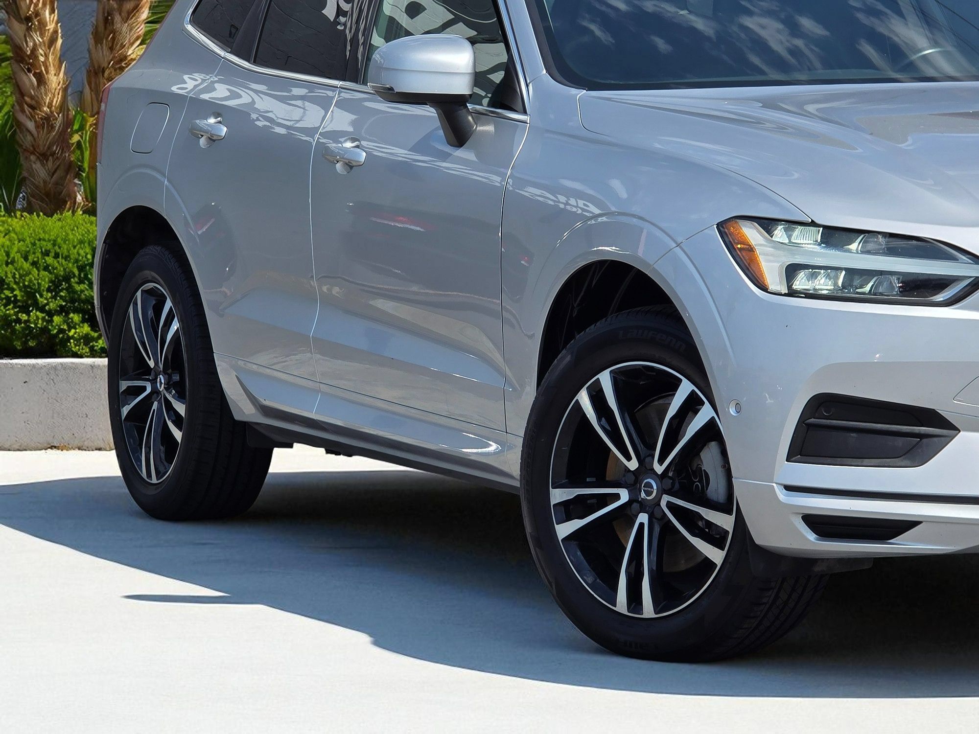 Used 2019 Volvo XC60 T6 Momentum w/ Multimedia Package AWD/4WD image 2