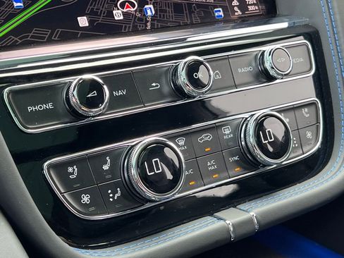 Used 2025 Bentley Bentayga image 33