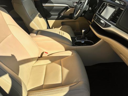 Used 2017 Toyota Highlander XLE image 10