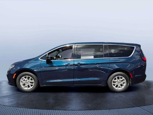 Used 2025 Chrysler Pacifica Select FWD image 3