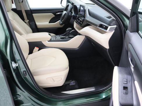 Certified 2025 Toyota Highlander XLE FWD image 41