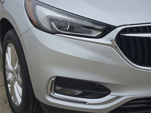 Used 2020 Buick Enclave Essence image 9