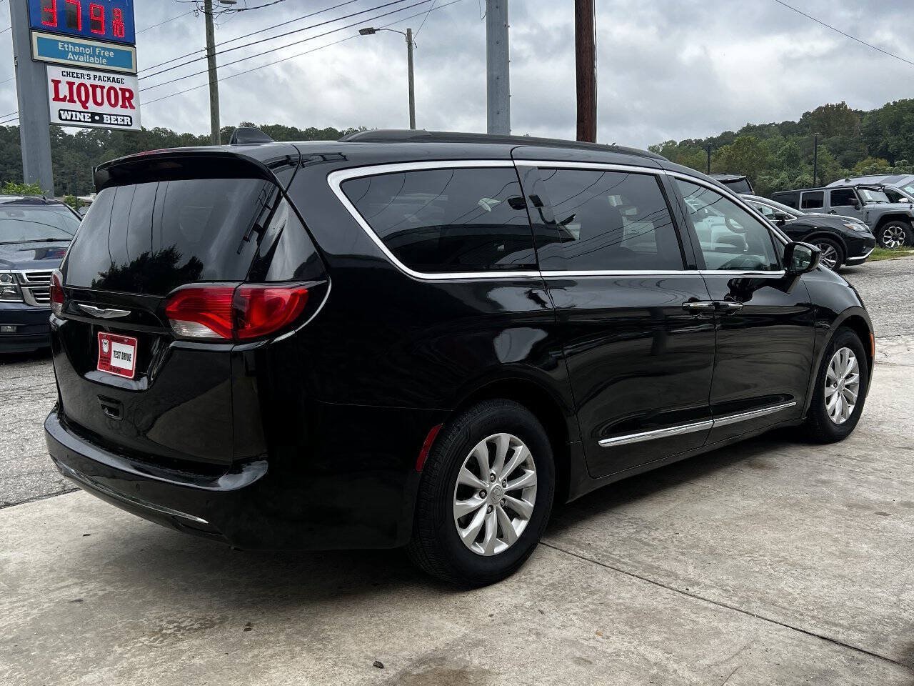 Used 2017 Chrysler Pacifica Touring-L FWD image 6
