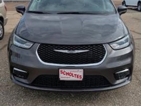 Used 2021 Chrysler Pacifica Touring-L image 5