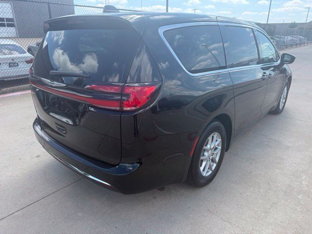 Used 2025 Chrysler Pacifica Select FWD image 3