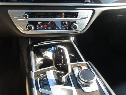 Used 2022 BMW 740i xDrive w/ Premium Package image 26